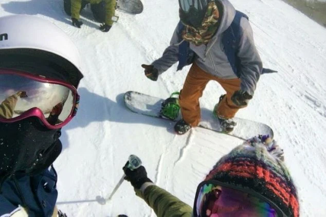 スノーボードを楽しむ若者たちが、雪山で自撮りをしている画像。楽しそうな笑顔と一体感が伝わる、リゾートバイトの人間関係の雰囲気を伝えるワクトリオリジナル画像。