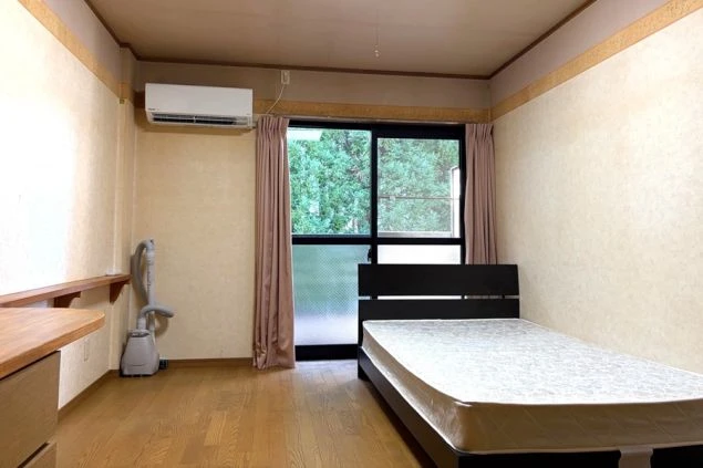 リゾートバイトの個室寮は、ベランダから緑が見える、日当たりの良いお部屋。エアコン完備で、快適に過ごせます。