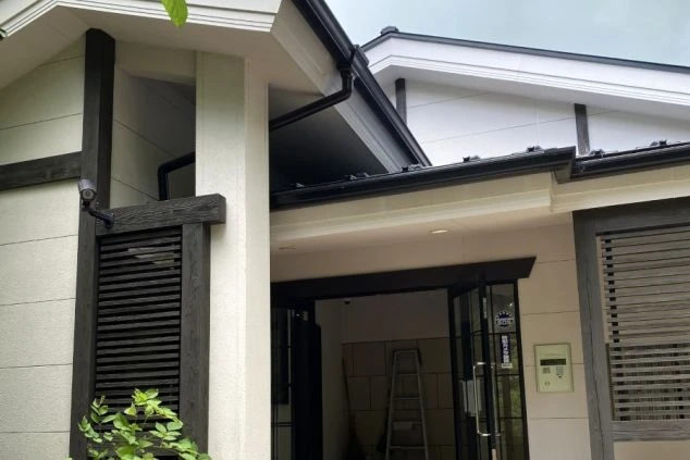 リゾートバイト生活の拠点となる、お洒落で綺麗な寮の玄関。防犯カメラも設置され、セキュリティ面も安心です。