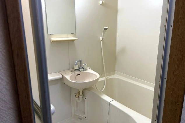 お風呂とトイレが別々で、シャワーとバスタブのある綺麗な浴室。快適な寮生活をサポートします。