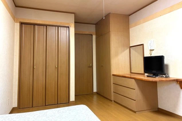 リゾートバイトの個室寮には、デスクやテレビ、大容量のクローゼットも。家具付きなので、少ない荷物で新生活を始められます。