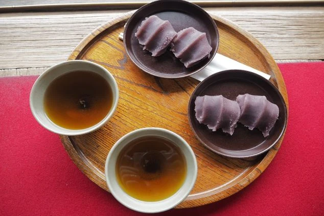 伊勢の名物、赤福と温かいお茶。リゾートバイトの休憩時間や休日に、ご当地グルメを楽しめる。