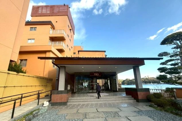 リゾートバイトの休日は、伊勢志摩スカイラインをドライブして「鳥羽展望台」へ。太平洋を一望する、最高のロケーションが待っています。ワクトリ社員が撮影した施設の外観写真。