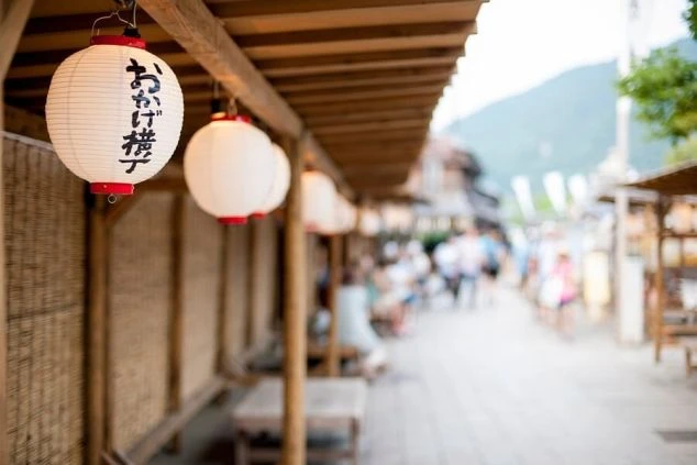 伊勢神宮おかげ横丁の街並み。提灯が並び、多くの観光客で賑わう。リゾートバイトの休日に散策して楽しめる場所。