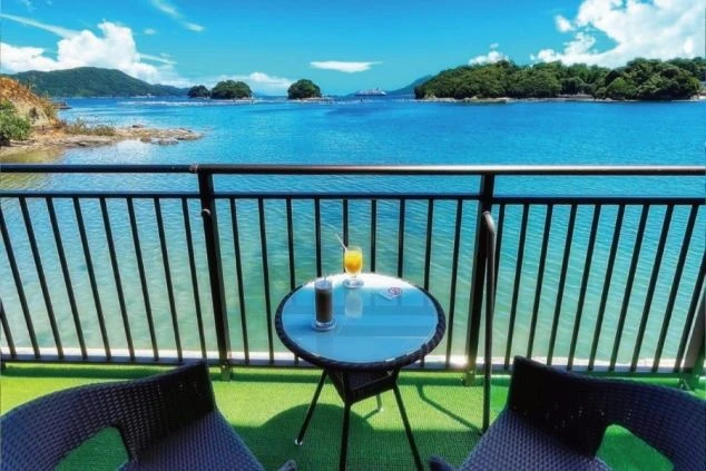 海を望むバルコニーでドリンクを楽しむリゾートバイトの休日