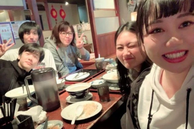 飲食店のテーブルで、若い男女が食事をしながら自撮り画像。リゾートバイトの人間関係や休日の過ごし方を表すワクトリスタッフが撮影したオリジナル画像。