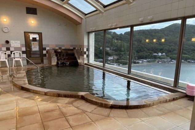 リゾートバイトの寮のミニキッチン。IHコンロと冷蔵庫があり、自炊で食費を節約できる設備。