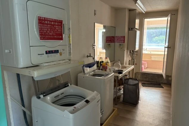 リゾートバイトの職場の温泉浴場。大きな窓から海と山が見える絶景。リゾートバイトの特典として無料入浴が楽しめる。