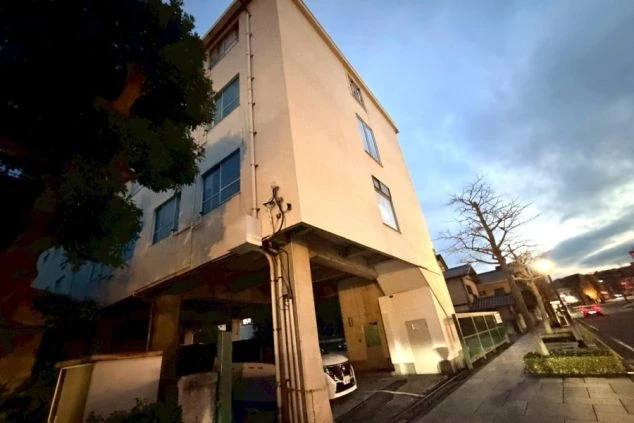 リゾートバイトの寮の部屋。大型の収納（クローゼット）と冷蔵庫が完備。生活に必要な設備が整っている。