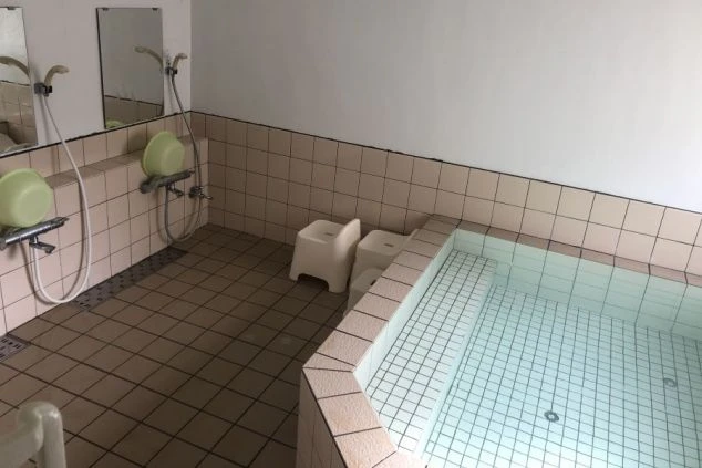 リゾートバイトの寮の共同浴場。広い湯舟とシャワーブースがあり、仕事の疲れを癒せる。