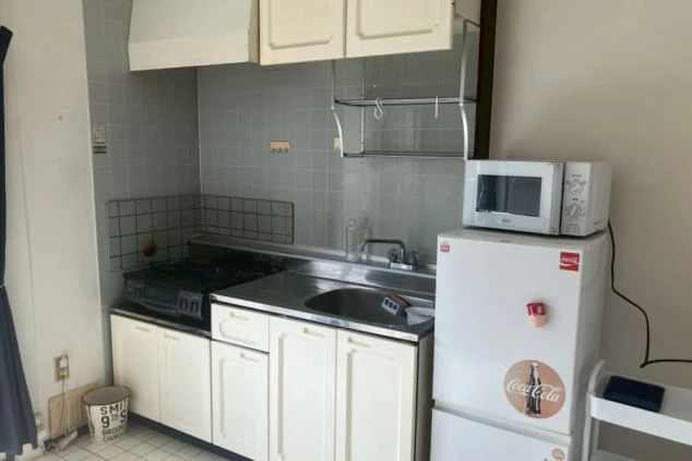 リゾートバイトの寮のキッチン。ガスコンロ、冷蔵庫、電子レンジが備え付けられており、自炊で食費を節約できる。