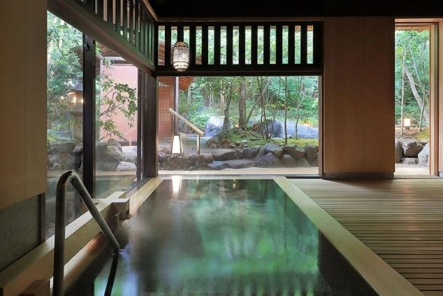 庭園が広がる絶景の露天風呂の画像。高級旅館・温泉地でのリゾートバイトをイメージ。