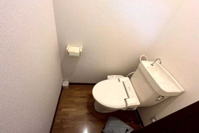 リゾートバイトの寮の間取り。洋室と和室が繋がった広々とした部屋。姿見とテーブルが置かれた、家具家電付きの寮。