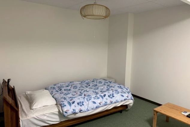 リゾートバイトの個室寮の部屋。シングルベッドが置かれたシンプルな洋室で、プライベートが確保されている。
