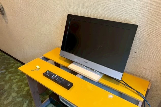 リゾートバイトの寮の部屋に備え付けのテレビ。仕事終わりにくつろげる設備。