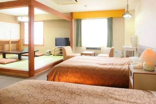 リゾートバイト勤務先の客室画像。畳の和室スペースもある和洋室。