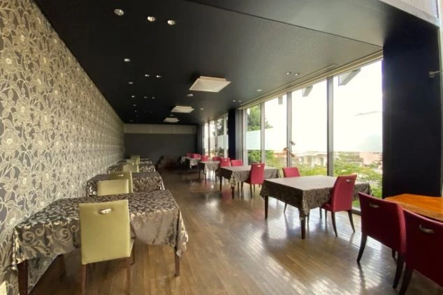 モダンで高級感のあるホテルのレストランの写真。リゾートバイトの仕事を通して、このような落ち着いた雰囲気の職場で、丁寧な接客やサービスを学べる魅力を伝えます。