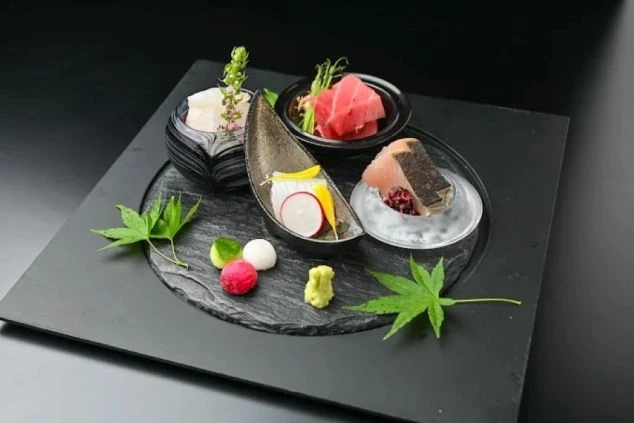 美しく盛り付けられた懐石料理。お客様に特別な食事体験を提供できる、やりがいのある仕事です。