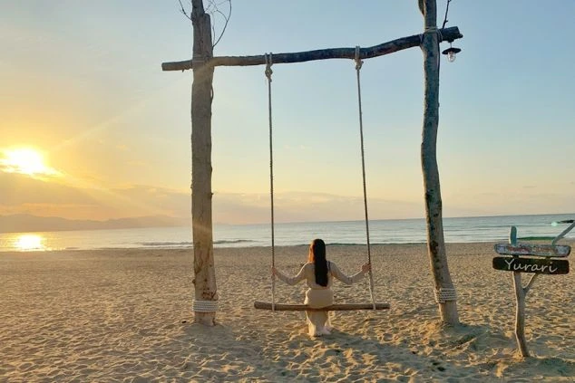 「日本の夕陽百選」にも選ばれた、京都府・夕日ヶ浦海岸。流木のブランコに座って、水平線に沈む美しい夕日を眺めることができます。