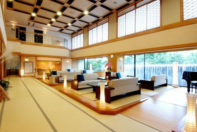 天井が高く、畳が敷かれた開放的なラウンジ。大きな窓の外には庭園が広がり、リゾートバイトのスタッフとして、お客様を上質な空間でお迎えします。