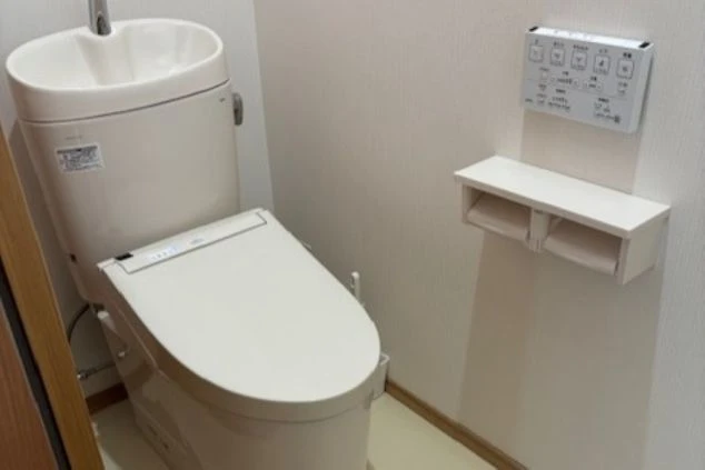 リゾートバイトの寮の個室トイレ。温水洗浄便座が完備された、手洗い場付きの清潔なトイレです。