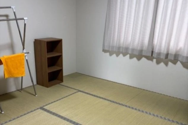 リゾートバイトの寮の和室。日当たりの良い畳の部屋に、収納用の棚や物干しラックが備え付けられています。押し入れには布団も完備しています。