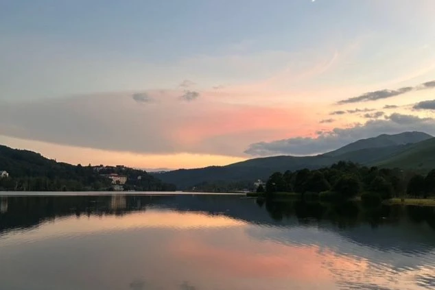 新鮮な野菜を使ったサラダが並び、背景に調理スタッフの姿が見える画像。画像には「調理スタッフ」「スタッフ多数」「毎日3食無料」の文字。リゾートバイト求人をPRするワクトリオリジナル画像。