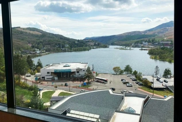 施設から見た長野県・白樺湖の画像。