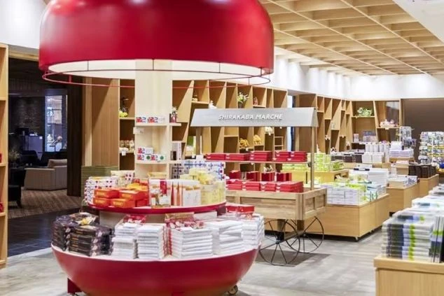 木目調の内装が特徴的なおしゃれなホテルの売店の画像。お菓子やお土産が可愛らしく陳列されており、リゾートバイトの仕事内容や休日の過ごし方を表す画像。