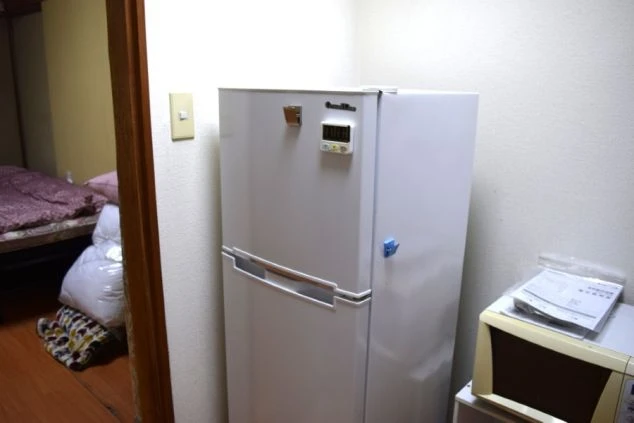 リゾートバイトの寮の部屋にある冷蔵庫と電子レンジの画像