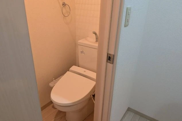 リゾートバイトの個室寮内のトイレの画像