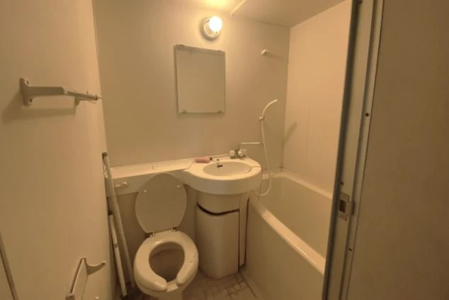 リゾートバイト寮の個室に備え付けられた、トイレとミニ洗面台。プライベートな空間で気兼ねなく利用できます。
