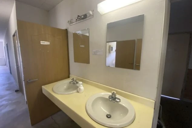 リゾートバイト寮の共同洗面所。複数の洗面台があるので、朝の忙しい時間も快適に準備ができます。