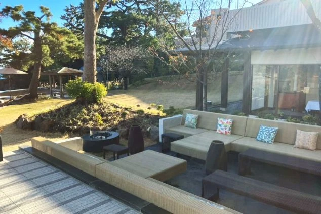 開放的な屋外テラス。伊豆の潮風を感じながら働ける、河津・今井浜エリアのリゾートバイト求人。