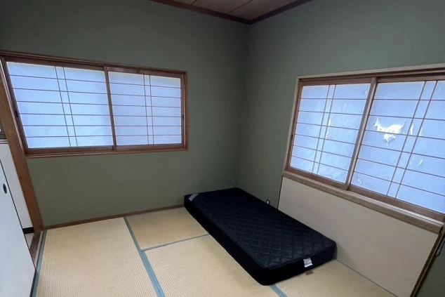 窓から明るい光が差し込む、広々とした畳敷きの個室。プライベートな時間を確保でき、自分らしく生活できます。