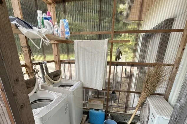 洗濯機や物干しが設置されたランドリースペース。いつでも気軽に洗濯ができます。