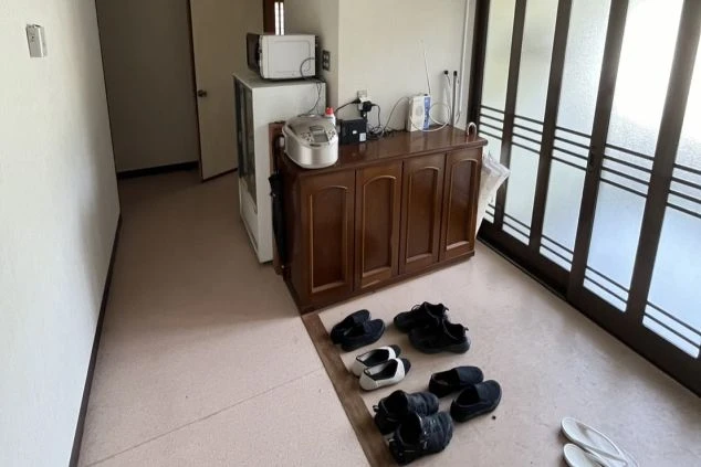 玄関には、電子レンジや炊飯器、食器棚などが設置。共同生活でも不自由なく過ごせる設備が揃っています。