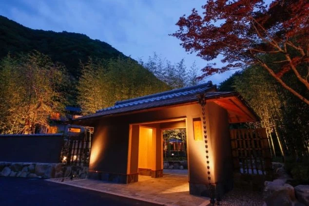 ライトアップされた風情ある門構え。幻想的な雰囲気の中で、心穏やかなリゾートバイトを体験できます。