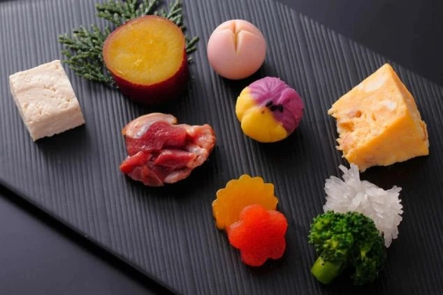 季節の食材を美しく盛り付けた前菜。お客様に特別な食事体験を提供する、やりがいのあるお仕事です。