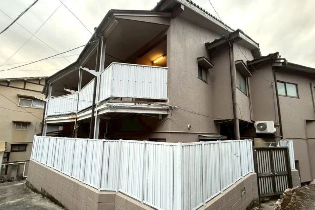 リゾートバイト住み込み女性寮の外観。目隠しフェンスがありプライバシーも安心な、アパートタイプの綺麗な寮。