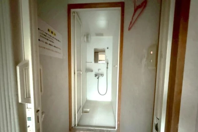 リゾートバイト寮のシャワー室。掃除が行き届いた清潔な個室シャワーブースがあり、仕事の汗をさっぱり流せる環境。