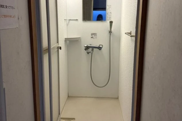 リゾートバイト寮のシャワー室。掃除が行き届いた清潔な個室シャワーブースがあり、仕事の汗をさっぱり流せる環境。