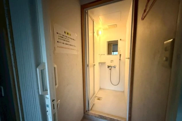 リゾートバイト寮のシャワー室。仕事の汗を流せる清潔な個室シャワーブース完備で、気兼ねなく利用可能。