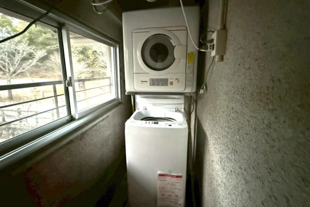 リゾートバイト寮の館内廊下。清掃が行き届いた清潔な通路で、各個室への動線もスムーズな居住環境。