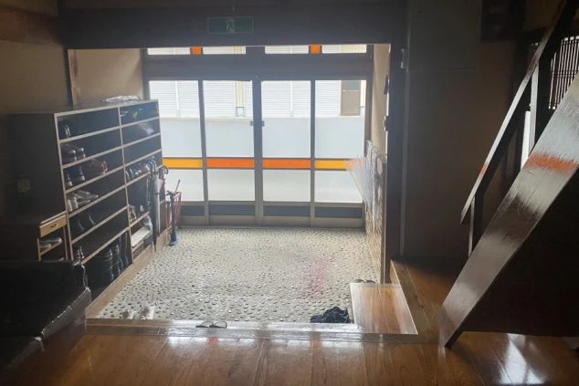 リゾートバイトの男子寮の玄関。たくさんの靴を収納できる大きな下駄箱が設置されています。