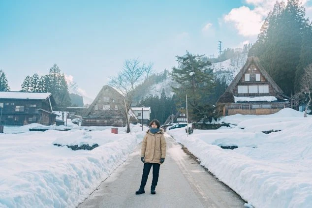 世界遺産の白川郷で楽しむ女性。リゾートバイトの休日には、観光名所を巡って最高の思い出を作れます。