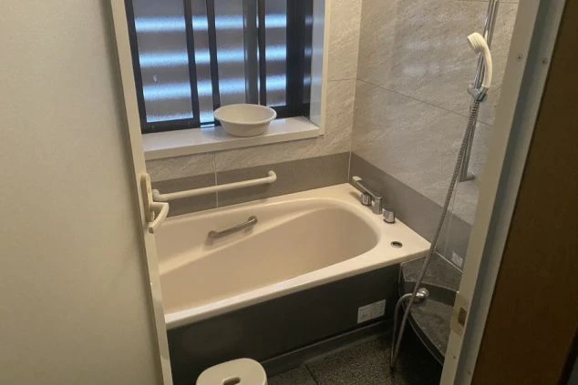 リゾートバイトの男子寮にある共用の浴槽。