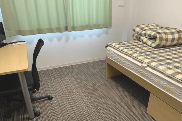 リゾートバイトの女性寮の個室。ベッド、机、テレビが完備された、清潔感のあるプライベート空間です。リゾートバイトで疲れた後も、自分だけの部屋でゆっくりと休めます。