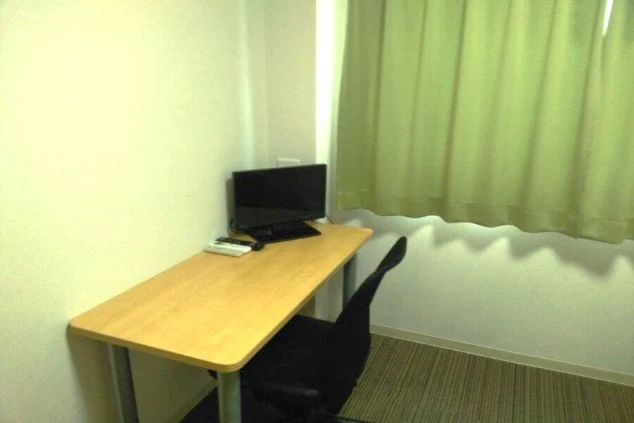 リゾートバイトの女性寮の個室。ベッド、机、テレビが完備された、清潔感のあるプライベート空間です。リゾートバイトで疲れた後も、自分だけの部屋でゆっくりと休めます。