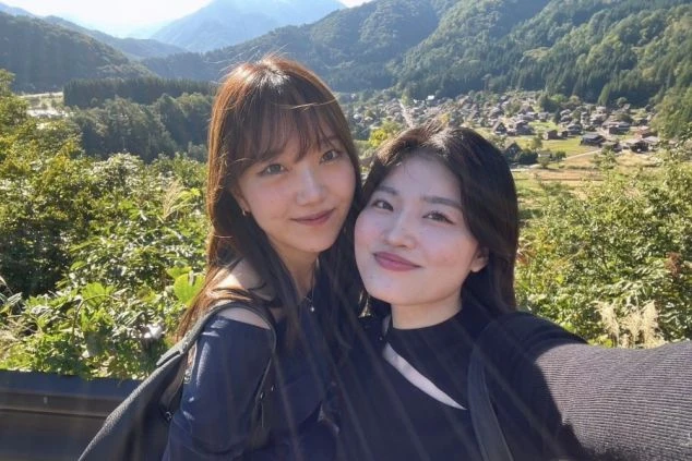 世界遺産の白川郷を背景に、楽しそうに自撮りをする2人の女性。リゾートバイトの休日には、観光名所を巡って最高の思い出を作れます。